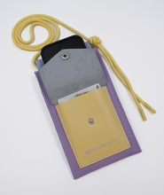 Kép betöltése a galériamegjelenítőbe: Bőr telefon- és kártyatartó
