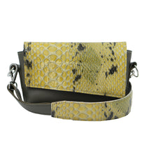 Kép betöltése a galériamegjelenítőbe: Bőr crossbody táska
