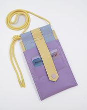 Kép betöltése a galériamegjelenítőbe: Bőr telefon- és kártyatartó
