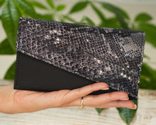 Încărcați imaginea în vizualizatorul Galeriei, Portofel din piele
