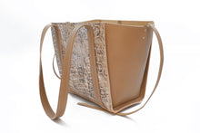 Load image into Gallery viewer, tote bag piele naturala bej, geanta piele dama, fotografie laterala
