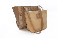Load image into Gallery viewer, Tote bag piele naturala bej pentru femei, cu neseser
