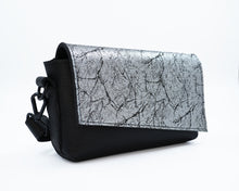 Kép betöltése a galériamegjelenítőbe: Bőr crossbody táska
