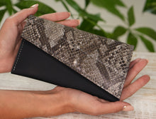 Încărcați imaginea în vizualizatorul Galeriei, Portofel din piele
